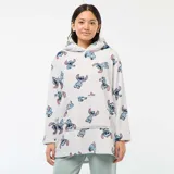 Buzo con capucha tipo manta, confeccionado en tela polar suave, con estampado integral de Stitch. Presenta un bolsillo frontal tipo canguro y mangas largas.