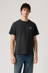 Remera Levi's de corte relajado, color negro, con cuello redondo, manga corta y pequeño estampado en el pecho con el logo de la marca enmarcado en un cartel señalizador.