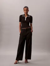 Pantalón de pierna ancha color negro, confeccionado en sarga de algodón, con cintura elástica y diseño moderno.