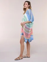 Kimono Do Everything In Love de tejido calado con diseño de rayas horizontales en tonos rosado, verde militar, blanco y salmón. Presenta mangas cortas holgadas y largo midi.