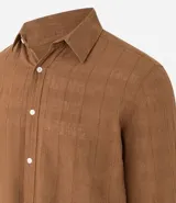 Camisa de hombre, manga larga, color beige claro, con cuello inglés y textura grid.