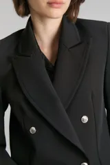 Blazer negro corto de gabardina con calce slim, solapas en pico y forrería personalizada a tono.