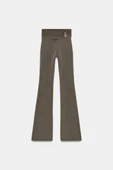 Pantalón de tiro alto con cintura doblada y diseño acampanado, confeccionado en tejido de algodón con efecto lavado. Presenta un detalle de aplicación de brillos en la cintura.