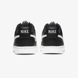 Championes Nike Court Vision Low de diseño urbano inspirado en el básquetbol de los años 80, confeccionados en cuero sintético blanco con el logo de la marca en los laterales y suela de goma.