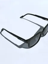 Lentes de sol Osten modelo Rio, con armazón de acetato negro mate y cristales oscuros polarizados. Presentan un diseño clásico con el logo de la marca grabado en la patilla.