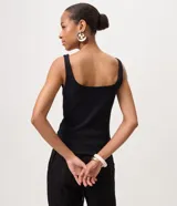 Blusa de tejido rib color bordó, con escote cuadrado y tirantes anchos.