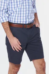Bermuda clásica color beige con bolsillos laterales y traseros, confeccionada en algodón con spandex.