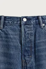 Pantalón jeans de corte recto, color celeste claro con efecto lavado, de cinco bolsillos y tiro medio.