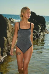 Traje de baño entero negro con lurex plateado, breteles regulables y espalda semi descubierta.