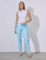 Pantalón de vestir color beige, marca Zac & Rachel, confeccionado en gabardina elastizada. Presenta pretina ancha con faja interna modeladora, largo de pierna con costura frontal pespunteada y bolsillos ojal simulados en la parte trasera.