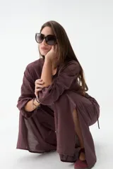 Campera negra corta con cierre frontal y mangas anchas.