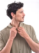 Camisa negra de manga corta con cuello clásico y cierre frontal con botones.