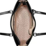 Cartera Guess modelo Jillian de tipo tote, color negro con diseño grabado de monograma en toda la superficie, doble asa de hombro y detalle de llavero colgante. Cuenta con placa metálica triangular con el logo de la marca en el frente.