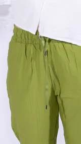 Pantalón naranja con cintura elastizada y cordón ajustable.