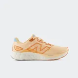 Championes de running New Balance modelo 680 V8, color naranja claro/durazno con detalles en naranja más oscuro y azul claro en el cuello. Presentan logo 'N' en el lateral y tecnología de amortiguación Fresh Foam en la suela.