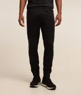 Pantalón deportivo Get Over de color negro, con cintura elástica, cordón de ajuste, bolsillos con cremallera, bandas laterales y cremallera en el bajo.