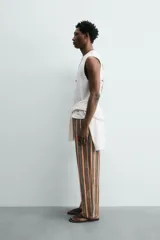 Musculosa de corte relajado con cuello redondo y sisas amplias. Presenta un pequeño bordado de plátanos en la parte inferior frontal.