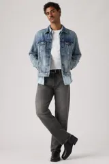 Jean de corte relajado y tiro bajo, confeccionado en denim de algodón sin elasticidad, con diseño clásico de cinco bolsillos y cierre de botones.