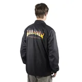 Campera negra tipo windbreaker con cuello camisero, cierre con botones a presión y bolsillos laterales. Estampado amarillo con el logo de Thrasher en el pecho.