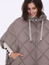 Mantela matelase color visón, con capucha y cierre frontal con cremallera.