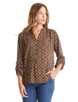 Blusa de gasa con estampado floral geométrico, cuello a la base con escote en V, manga larga con presilla y botón para regular el largo.