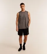 Musculosa deportiva de básquet gris con rayas verticales negras, cuello redondo y sisas con ribete negro. Estampado frontal con la palabra "Chicago" y el número "32".
