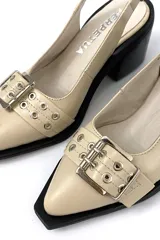 Zapato de cuero color beige con taco bloque negro, punta cuadrada y tira trasera con ajuste elástico.