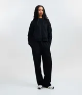 Pantalón de corte recto confeccionado en algodón con felpa, con cintura elástica y cordón ajustable. Diseño de calce suelto y cómodo.