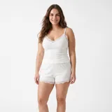 Conjunto de pijama de dos piezas de tejido rib color blanco, compuesto por una musculosa de tirantes finos con detalle de encaje en el escote y un short con detalles de encaje en el ruedo.