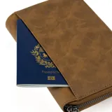 Portapasaporte de cuero genuino con acabado texturizado y cierre perimetral. Cuenta con tecnología de protección anticlonación, capacidad para dos pasaportes, seis tarjetas, efectivo y documentos de viaje.