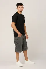 Bermuda gris oscuro de denim, corte ancho, con bolsillos laterales y traseros, y detalle de parches en las rodillas.