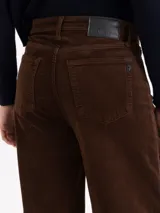 Pantalón de corte wide leg confeccionado en corderoy color celeste, con tiro medio y diseño de cinco bolsillos.