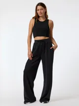 Pantalón deportivo ancho negro de modal, con cintura elástica con cordón de ajuste y bolsillos laterales.