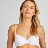 Sujetador blanco de algodón con relleno y encaje en el contorno del busto.