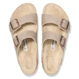 Sandalia Birkenstock modelo Arizona con dos correas ajustables con hebillas metálicas. Presenta un diseño en color beige con interior forrado en piel sintética, plantilla de corcho y suela de goma negra.