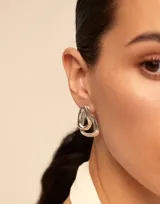 Pendientes de plata con diseño orgánico de eslabones superpuestos.