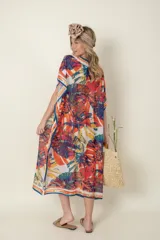 Túnica estampada con motivos de hojas en tonos naranja, blanco, azul y verde, con terminaciones en azul.