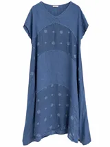 Vestido midi color azul jean, con cuello en V, mangas cortas y detalle de bordado de flores en toda la prenda. Cuenta con un diseño fluido y corte evasé.