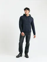 Sweater deportivo con capucha, bolsillo canguro frontal y cordones de ajuste. Presenta un diseño de color azul oscuro con interior de capucha en color verde.