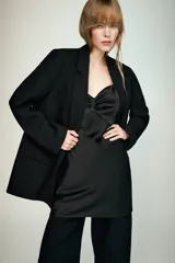 Blazer de cuello solapa y manga larga, con bolsillos delanteros con solapa y cierre frontal de un botón. Presenta un diseño estructurado con forro interior.