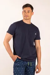 Remera negra de algodón con bolsillo en el pecho y logo blanco en la parte inferior.