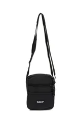 Morral negro con varios bolsillos y correa ajustable. Presenta un bolsillo principal con cierre, un bolsillo frontal con cierre y un bolsillo frontal abierto. Tiene una etiqueta blanca con texto negro en la parte inferior delantera.