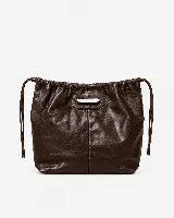 Cartera tipo tote de cuero color marrón, con diseño fruncido en la parte superior y abertura central para llevar en la mano. Presenta una silueta flexible y espaciosa.