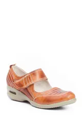 Zapato tipo guillermina de cuero en tono beige con efecto desgastado, cierre de velcro en el empeine y suela con cámara de aire integrada.