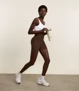 Bermuda deportiva de tiro alto con cintura texturizada y bolsillos laterales. Confeccionada en tejido de poliamida y elastano, ofrece un ajuste cómodo y gran libertad de movimiento.