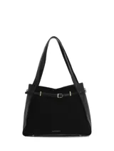 Cartera tipo tote bag Hush Puppies modelo Ludlow Bag, de color negro, confeccionada en cuero sintético y gamuza. Presenta un diseño estructurado con doble asa de hombro y un cinto decorativo delgado con hebilla metálica dorada en la parte frontal. Cuenta con el logotipo de la marca impreso en la base.