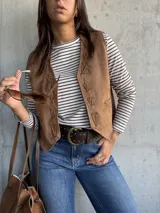 Remera de manga larga con diseño a rayas horizontales finas en tonos marrón y blanco, confeccionada en algodón.