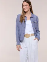 Camperita de lino liviana, marca Dash, con estampado botánico de hojas en tonos azules, verdes y tostados sobre base blanca. Presenta cierre frontal con botones, cuello clásico y bolsillos aplicados en el pecho.
