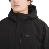 Campera O'Neill modelo Aggro de color negro, con capucha ajustable, cierre frontal y bolsillos con cierre. Confeccionada en tejido técnico resistente al viento y al agua, con puños ajustables.