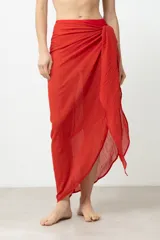 Pareo largo de color rojo, confeccionado en tela liviana con textura arrugada, ideal para usar sobre trajes de baño.